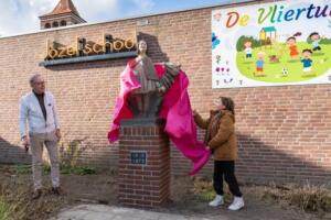 Nieuws vanuit de wijk: Roodkapje en de wolf zijn terug waar het allemaal begon.